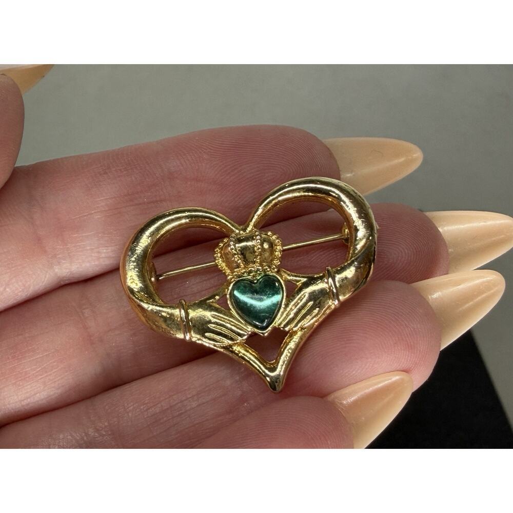 VTG Gold-Tone Heart Claddagh Brooch Pin Green Gemstone Avon Signed NR